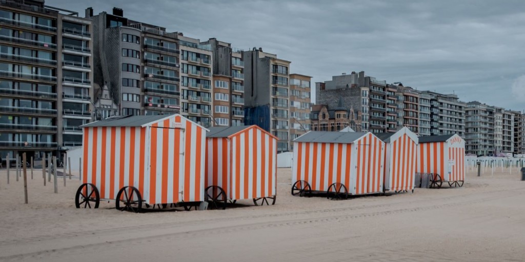Strandhutten naast elkaar op het strand