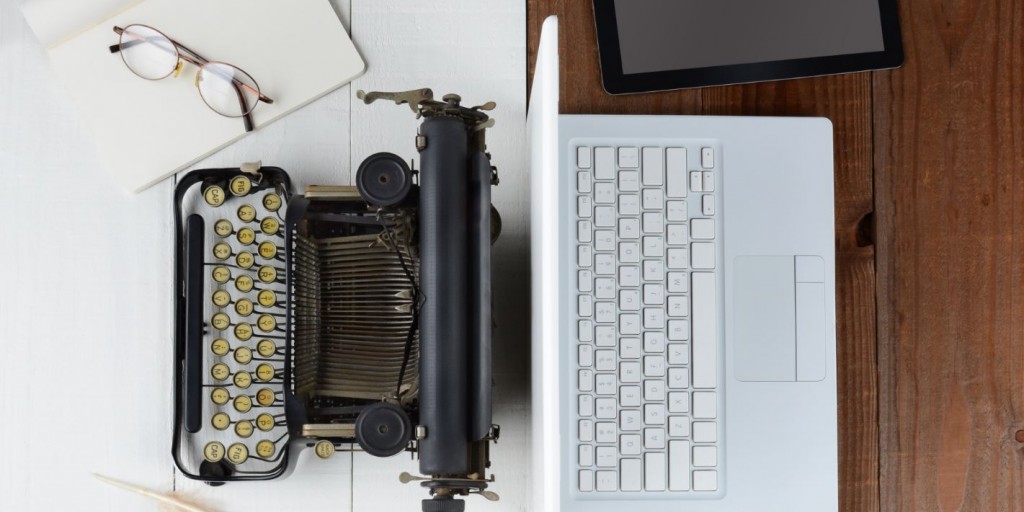 Oude typemachine versus een moderne laptop