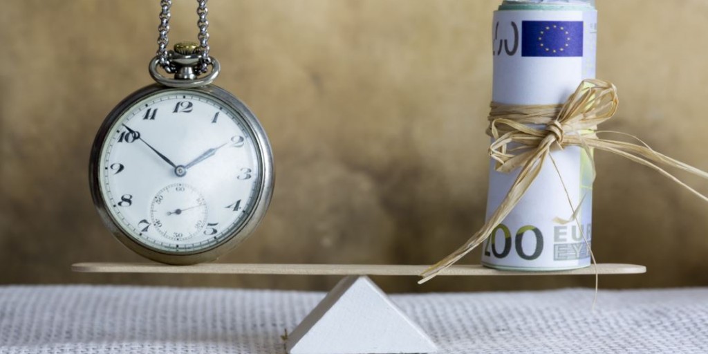 Horloge en geldbriefjes op een balans