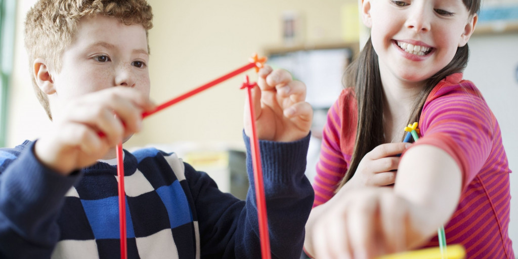 Twee kinderen spelen met een plastic bouwset