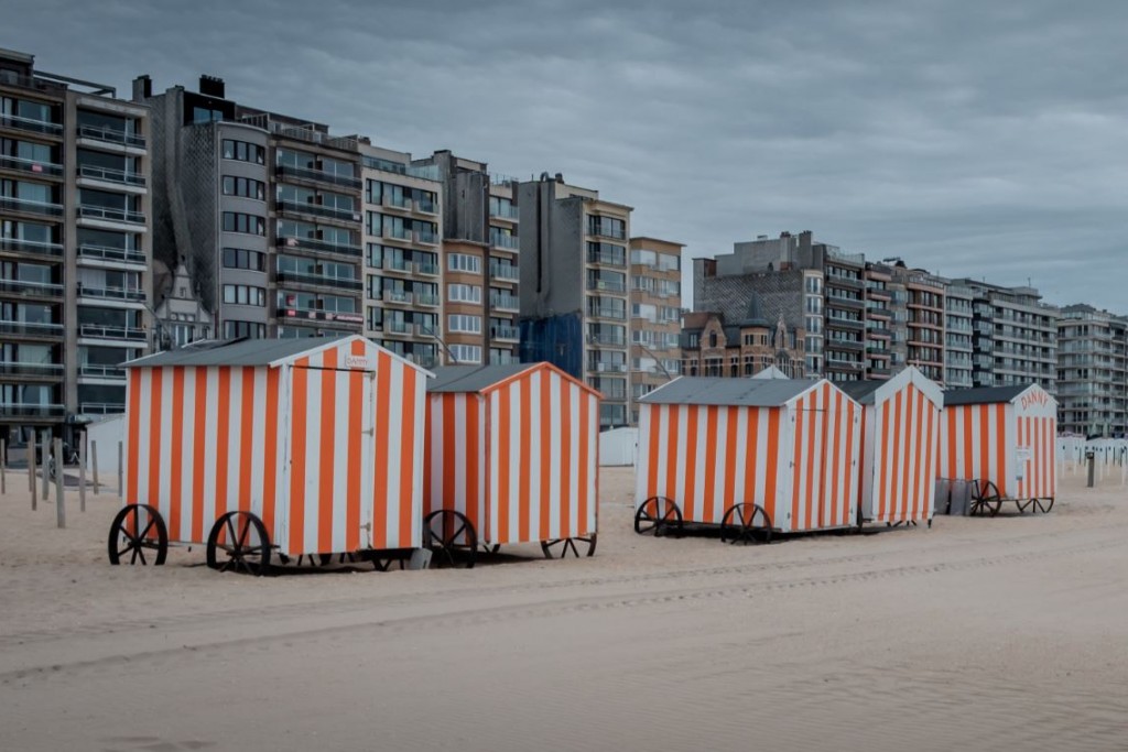 Strandhutten naast elkaar op het strand