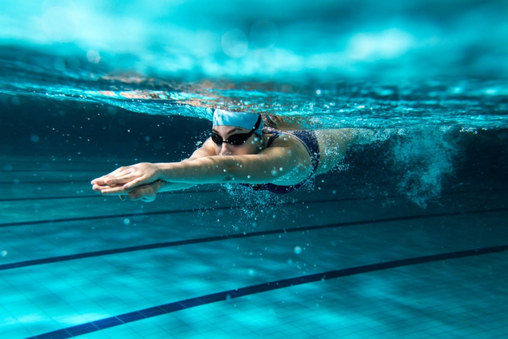 Vrouw zwemt onder water