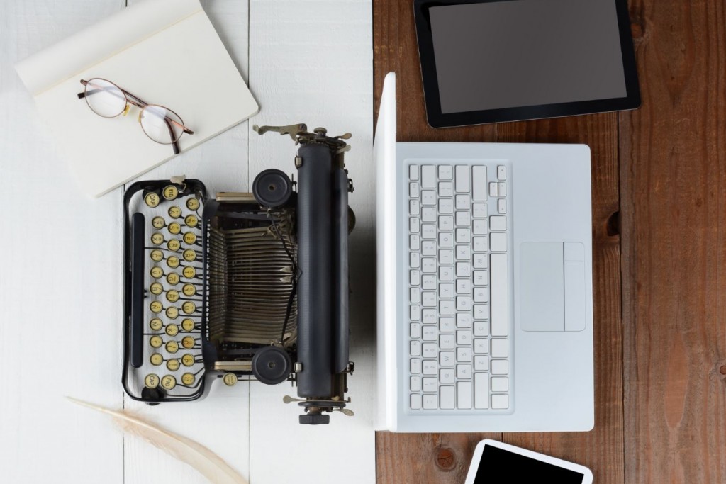 Oude typemachine versus een moderne laptop