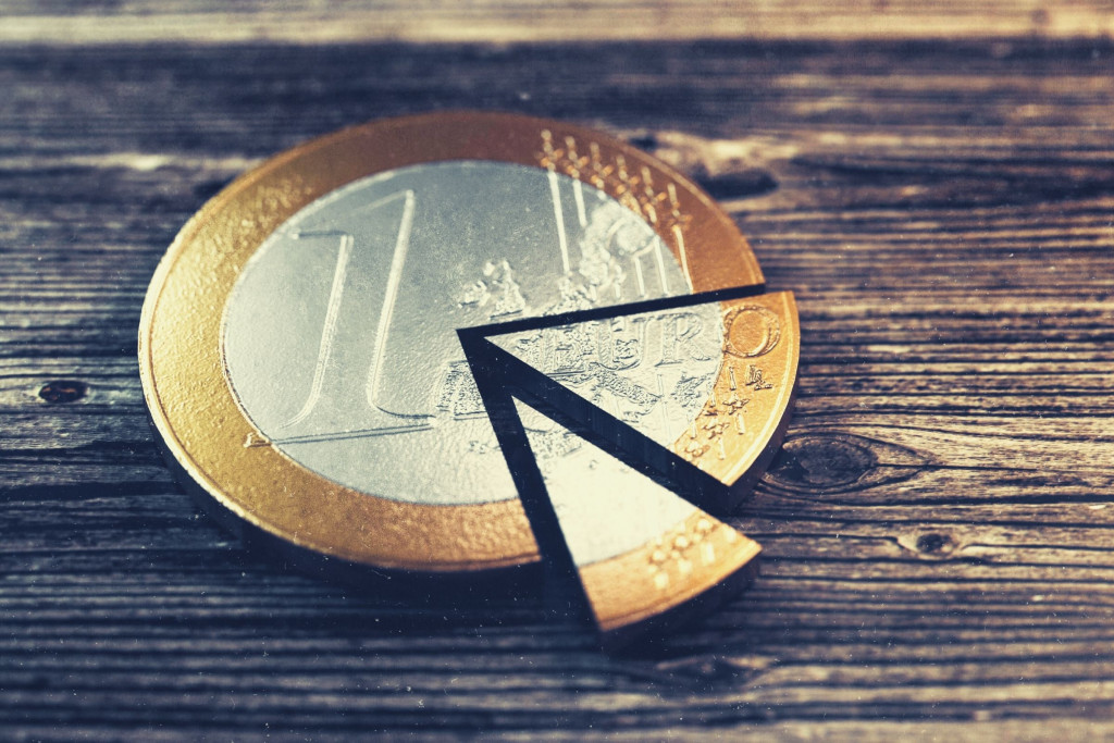 Een euro in drie taartvormige stukken