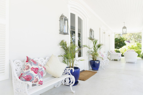 Terras met zetels aan vakantiehuis