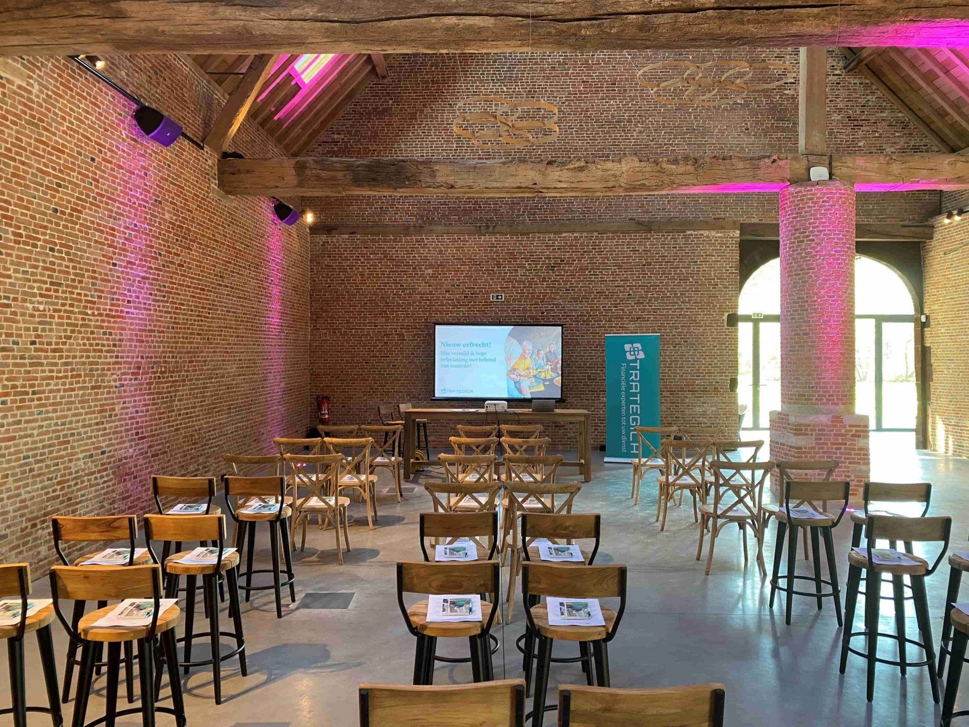 Foto lege zaal voordracht